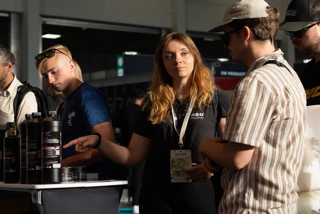 Beratungsgespräch am 420Flow-Stand auf der Mary Jane Berlin 2025