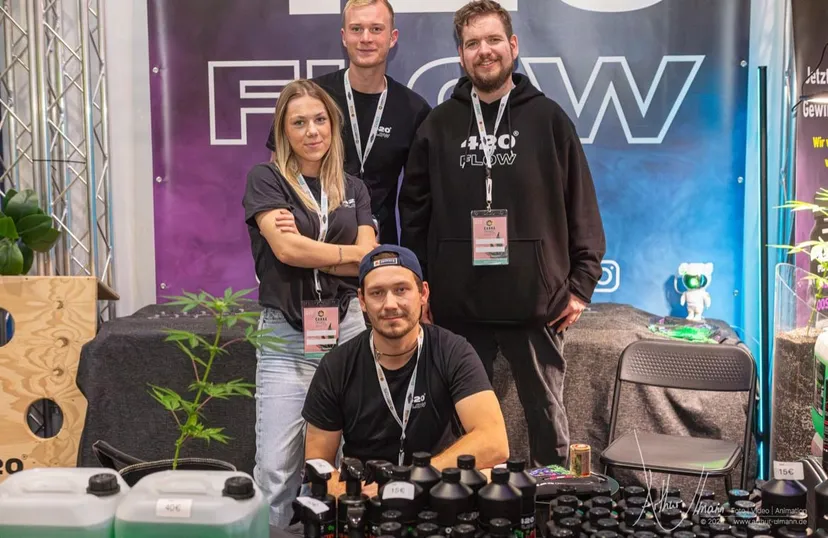 Das 420Flow-Team am Messestand auf der CannaFriends 2024 in Ilsede