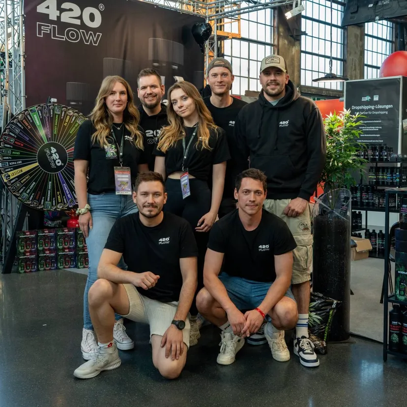 Das 420Flow-Team mit Glücksrad am Messestand auf der Cannafair Düsseldorf 2025