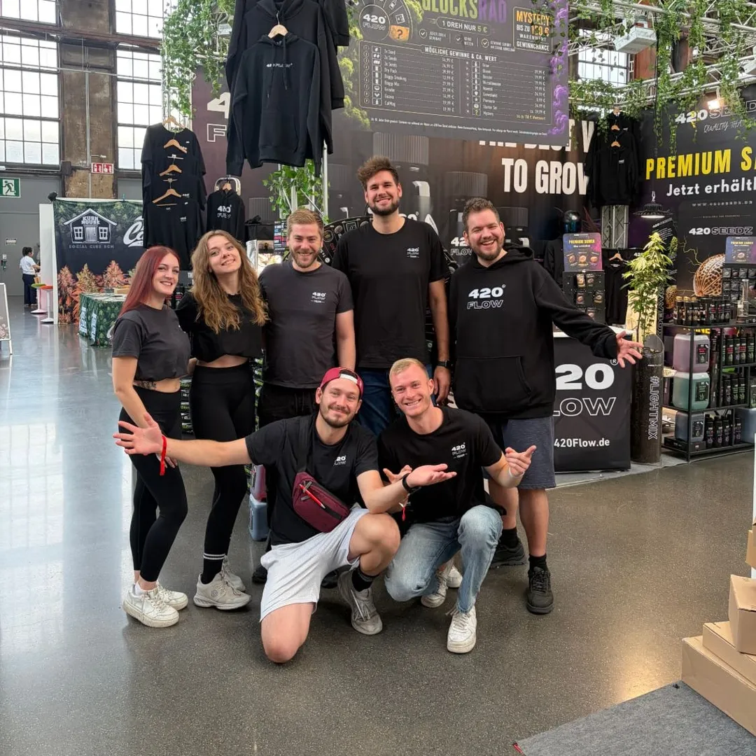 Das Team hinter 420Seedz am Messestand auf der Cannafair Düsseldorf 2026, rechts das 420Seedz-Banner