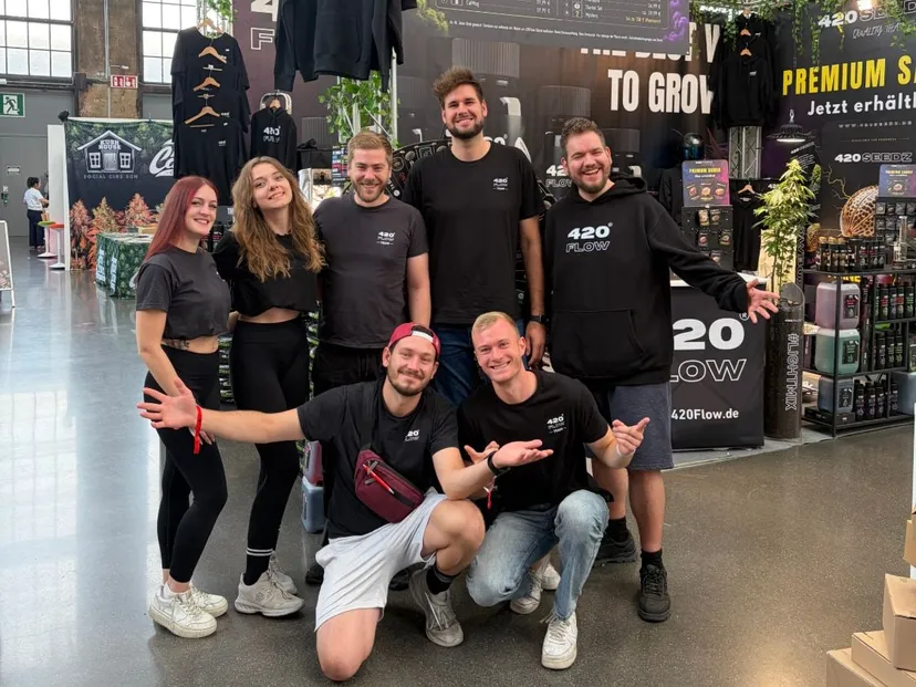 Das Team hinter 420Seedz am Messestand auf der Cannafair Düsseldorf 2026, rechts das 420Seedz-Banner