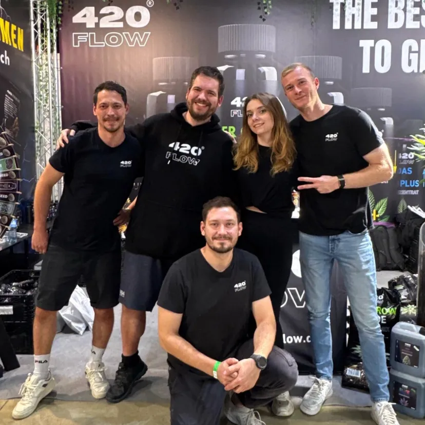 Das 420Flow-Team am Messestand auf der CannaFriends 2025 in Ilsede