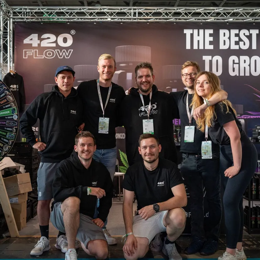 Das Team hinter 420Seedz am 420Flow-Messestand auf der Mary Jane Berlin 2025