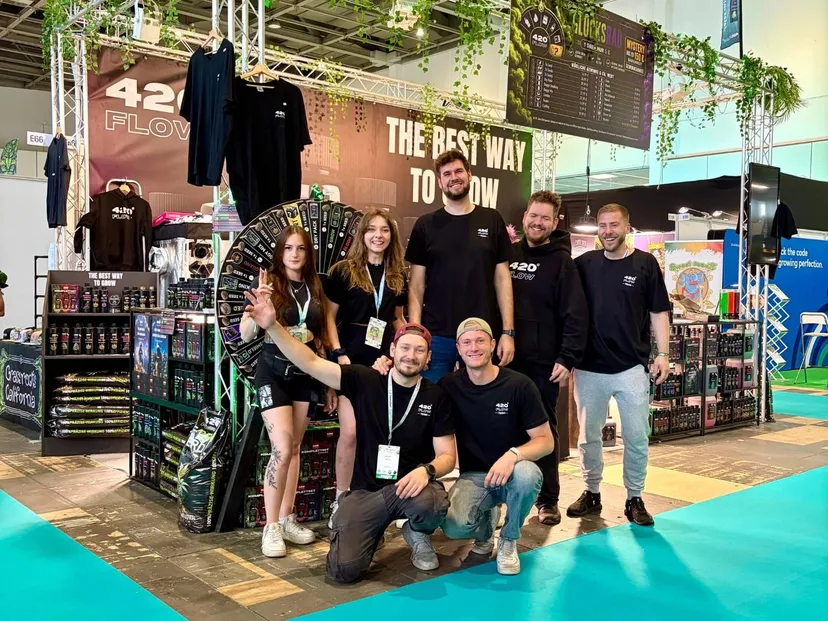 Das Team am 420Flow-Messestand mit Glücksrad auf der Mary Jane Berlin 2026
